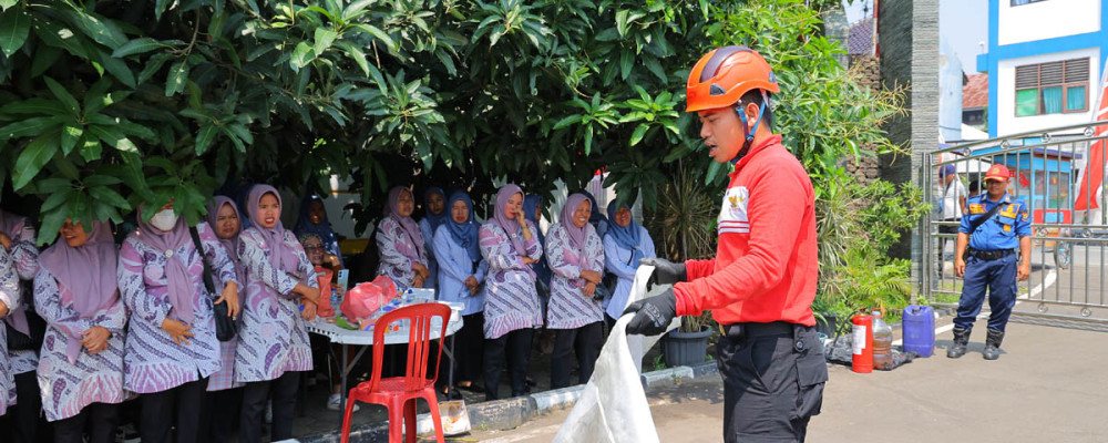 PIK2 LATIH WARGA MAUK TANGGAP BENCANA