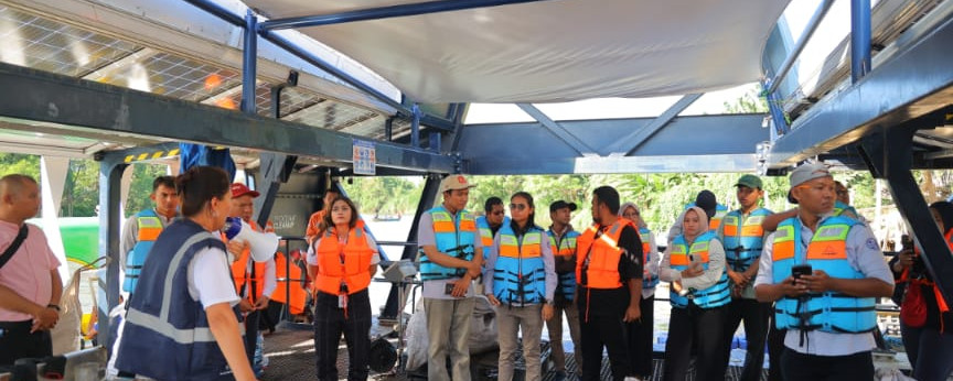 RELAWAN TZU CHI BERRSAMA KARYAWAN AGUNG SEDAYU GROUP GELAR GIAT PEMBERSIHAN SAMPAH DI DESA TANJUNG BURUNG