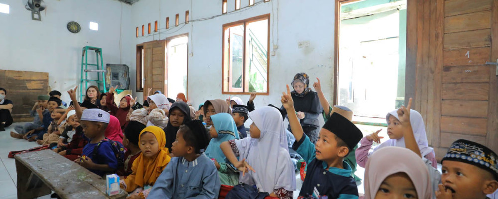 MARI MENDONGENG UNTUK ANAK-ANAK DI DESA MUARA, KECAMATAN TELUK NAGA