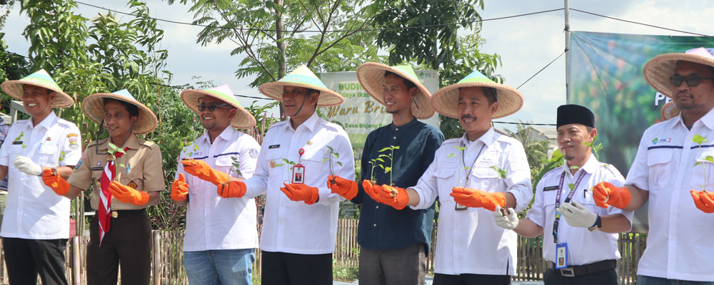 Community Development PIK2 melaksanakan penanaman bersama demoplot budidaya holtikultura di Desa Bojong Renged