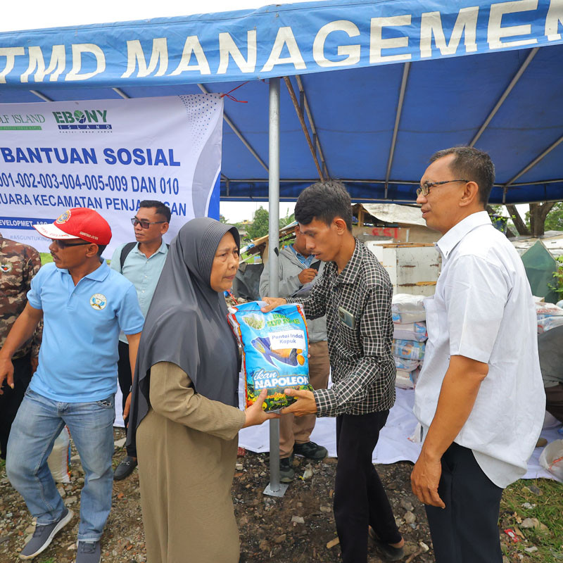 PENYERAHAN BANTUAN SOSIAL KEPADA WARGA KELURAHAN KAPUK MUARA KECAMATAN PENJARINGAN