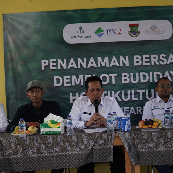 Community Development PIK2 melaksanakan penanaman bersama demoplot budidaya holtikultura di Desa Bojong Renged