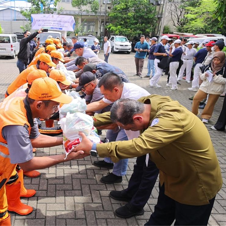 PIK BAGI-BAGI SEMBAKO DI KELURAHAN KAPUK MUARA JELANG HARI RAYA IDUL FITRI