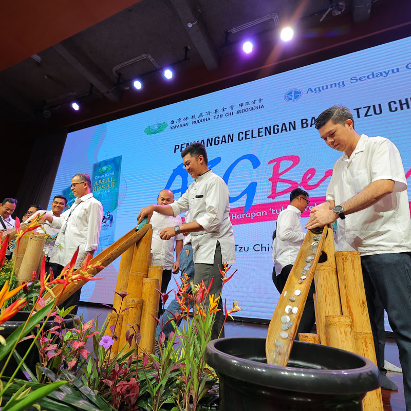 TZU CHI AGUNG SEDAYU GROUP GELAR ACARA PENUANGAN CELENGAN BAMBU