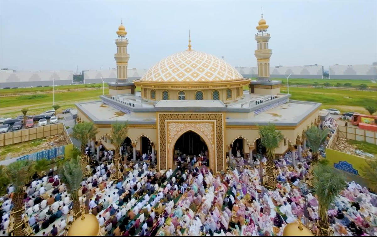 RIBUAN UMAT PADATI SHOLAT ID DI MASJID AL-IKHLAS PIK, IBADAH KHUSYUK SEKALIGUS BERWISATA