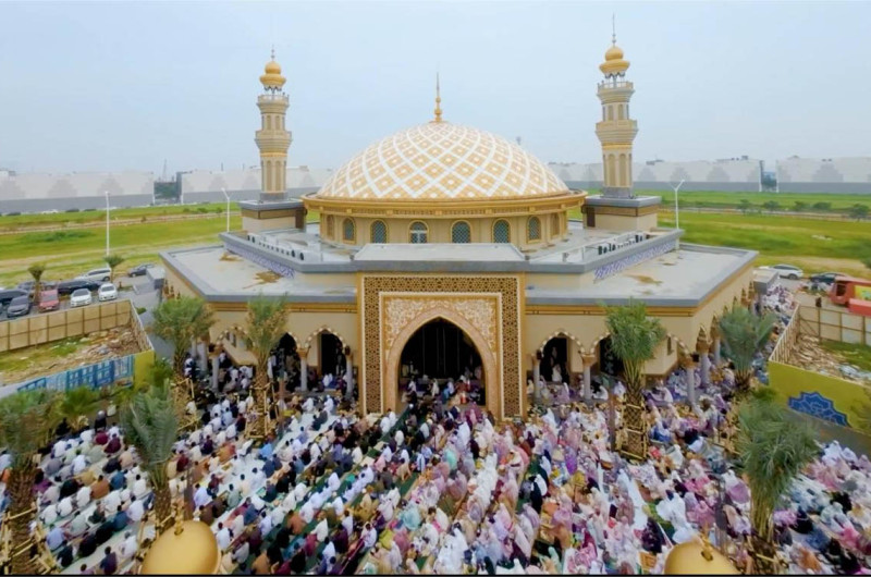 RIBUAN UMAT PADATI SHOLAT ID DI MASJID AL-IKHLAS PIK, IBADAH KHUSYUK SEKALIGUS BERWISATA